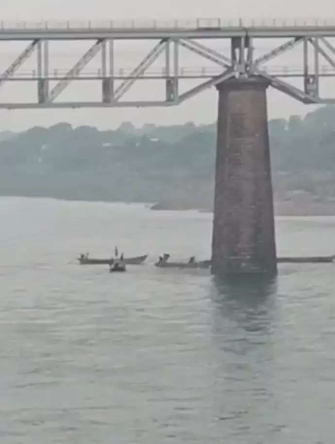 खण्डवा: नर्मदा नदी में डूबी नाव,13-14 लोगो के सवार होने की जानकारी…
