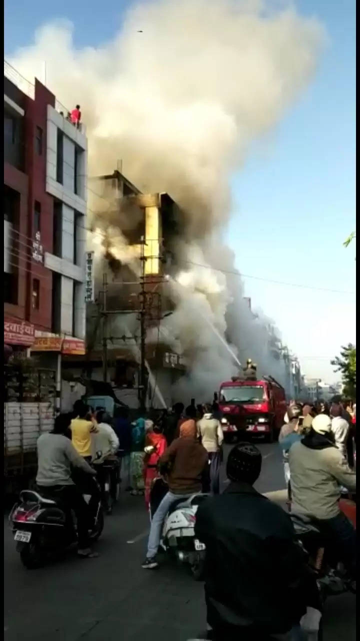 इंदौर शोरूम में लगी भीषण आग,लाख का नुकसान…