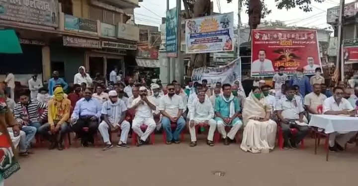 राहुल गांधी और प्रियंका गांधी के साथ बदसलूकी की विरोध में जिला कांग्रेस के द्वारा धरना और मौन प्रदर्शन