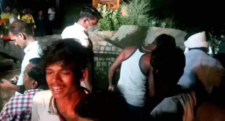 कुएं में गिरे किशोर को बचाने पहुंचे 40 लोग मुंडेर धंसने से कुएं में गिरे,कई मौत की आशंका