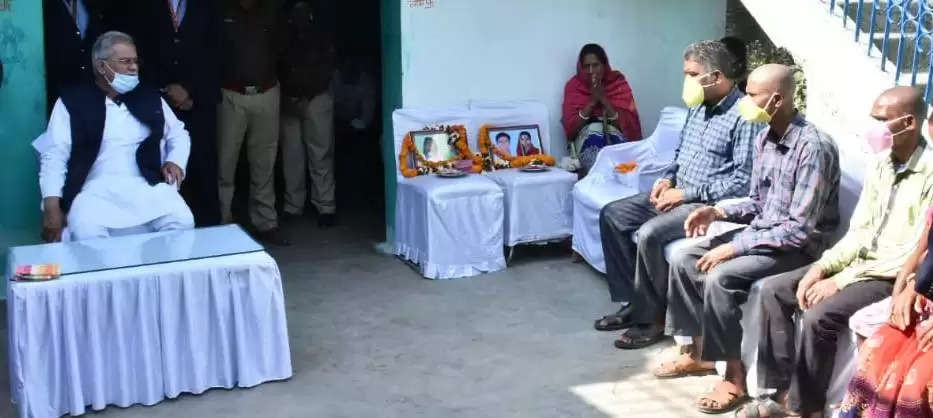 मुख्यमंत्री ने खुड़मुड़ा पहुंचकर शोक संतप्त परिवारजनों को बंधाया ढांढस,परिवार के 4 सदस्यों की हत्या