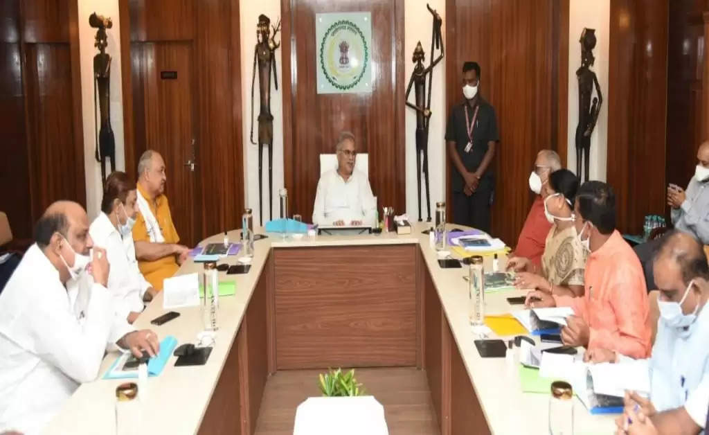 मुख्यमंत्री भूपेश बघेल ने बोधघाट बहुउद्देशीय सिंचाई परियोजना के क्रियान्वयन पर बस्तर के लोगो से बात की।