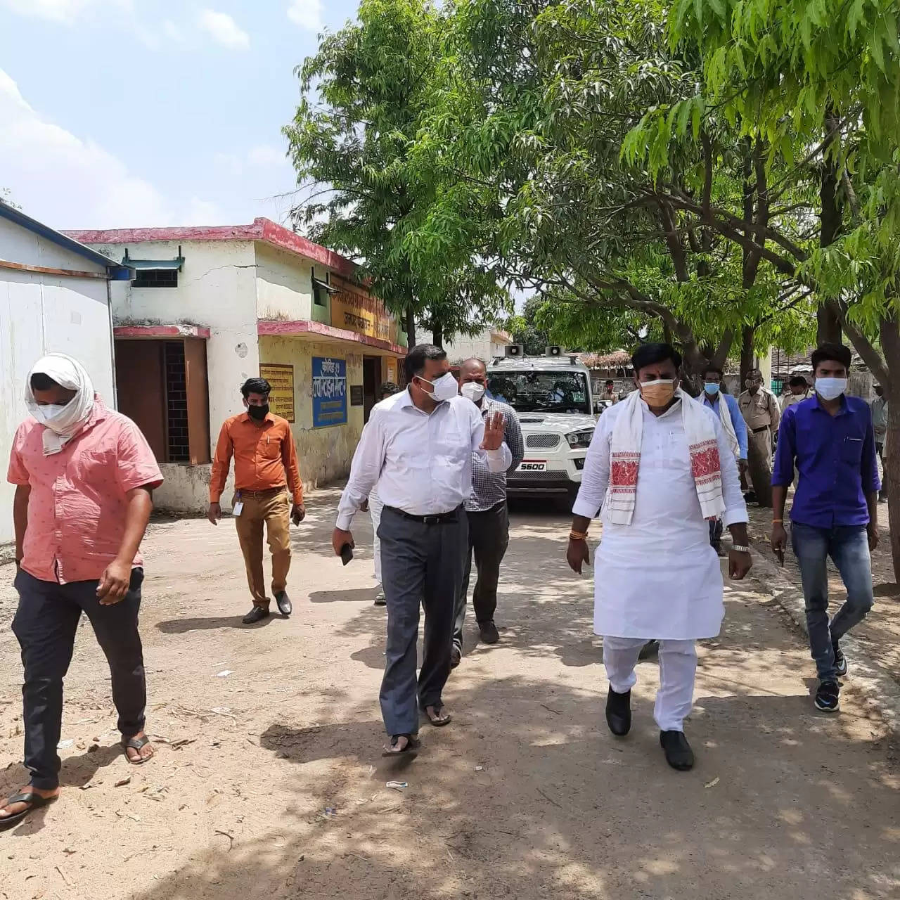 गाँवो में न बढ़े संक्रमण, विधायक रामेश्वर शर्मा स्वास्थ्य सेवाओं की समीक्षा करने पहुँचे गांव गांव