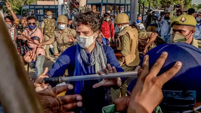 कांग्रेस कार्यकर्ताओं पर जबरदस्त लाठीचार्ज, प्रियंका उतरीं बचाव में