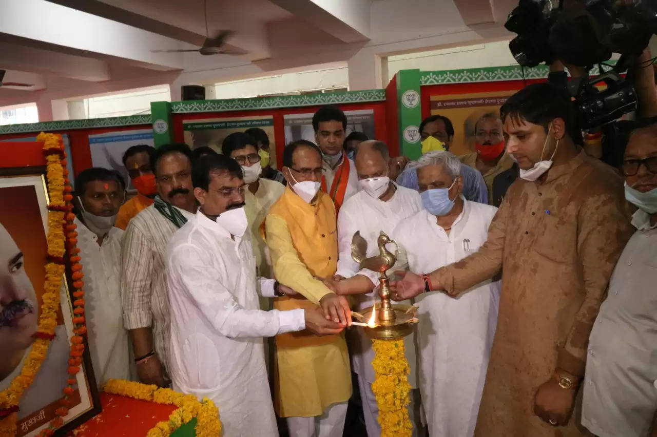 डॉ. श्यामाप्रसाद मुखर्जी ने जो देखा था, प्रधानमंत्री मोदी जी ने पूरा किया वो सपना पार्टी नेताओं ने किया डॉ. मुखर्जी के बलिदान दिवस पर चित्र प्रदर्शनी का शुभारंभ