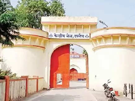 हत्या के आरोपी ने भैरवगढ़ जेल में की आत्महत्या,3 प्रहरियों के साथ 1 मुख्य प्रहरी सस्पेंड
