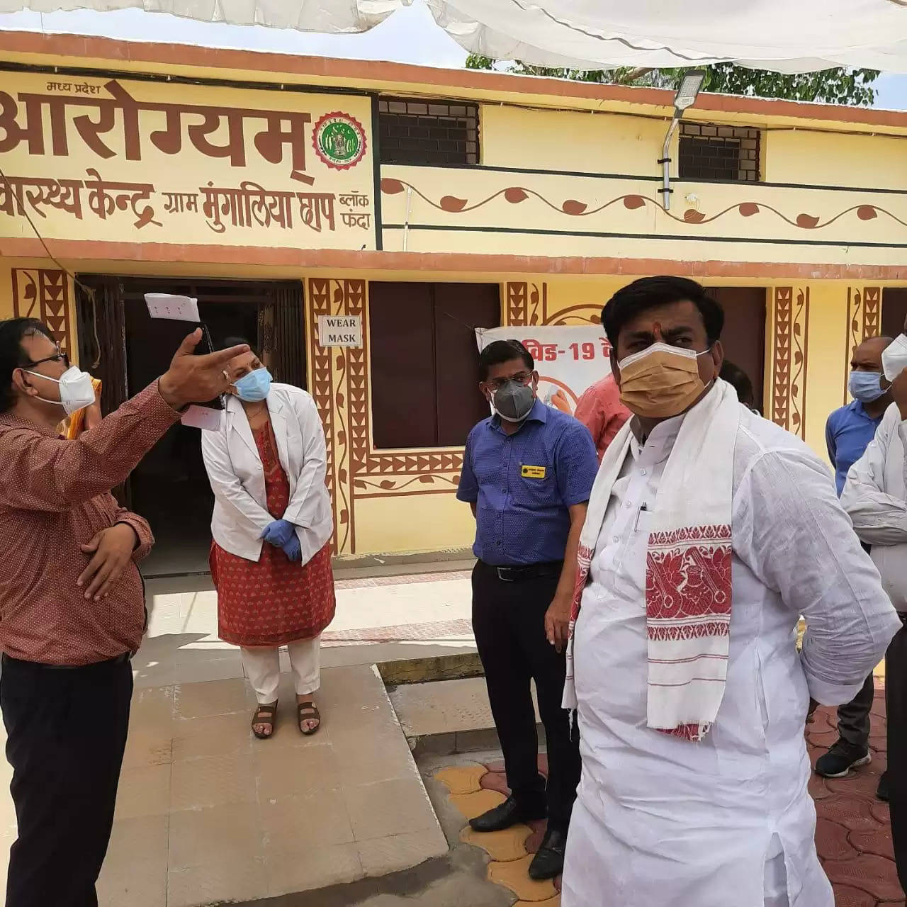 गाँवो में न बढ़े संक्रमण, विधायक रामेश्वर शर्मा स्वास्थ्य सेवाओं की समीक्षा करने पहुँचे गांव गांव