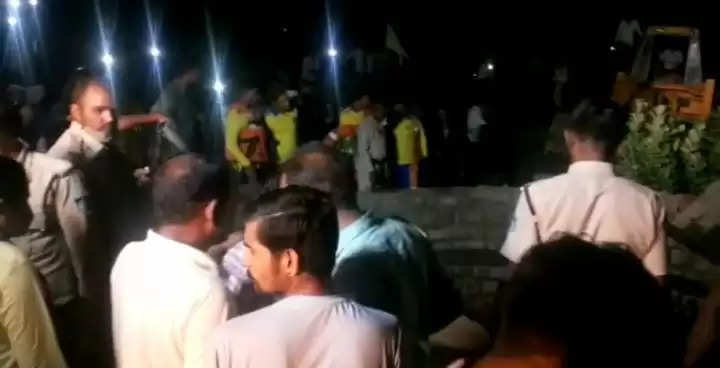 कुएं में गिरे किशोर को बचाने पहुंचे 40 लोग मुंडेर धंसने से कुएं में गिरे,कई मौत की आशंका