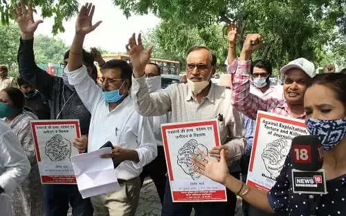 पत्रकारों की हत्या और उत्पीड़न के खिलाफ प्रधानमंत्री कार्यालय तक विरोध मार्च