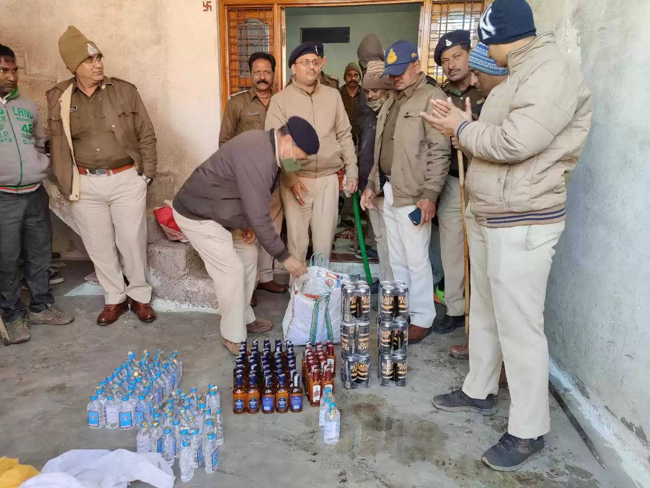 आबकारी,पुलिस की संयुक्त टीम ने बालागंज मे अवैध शराब के अडडो पर की छापामार कार्रवाई…