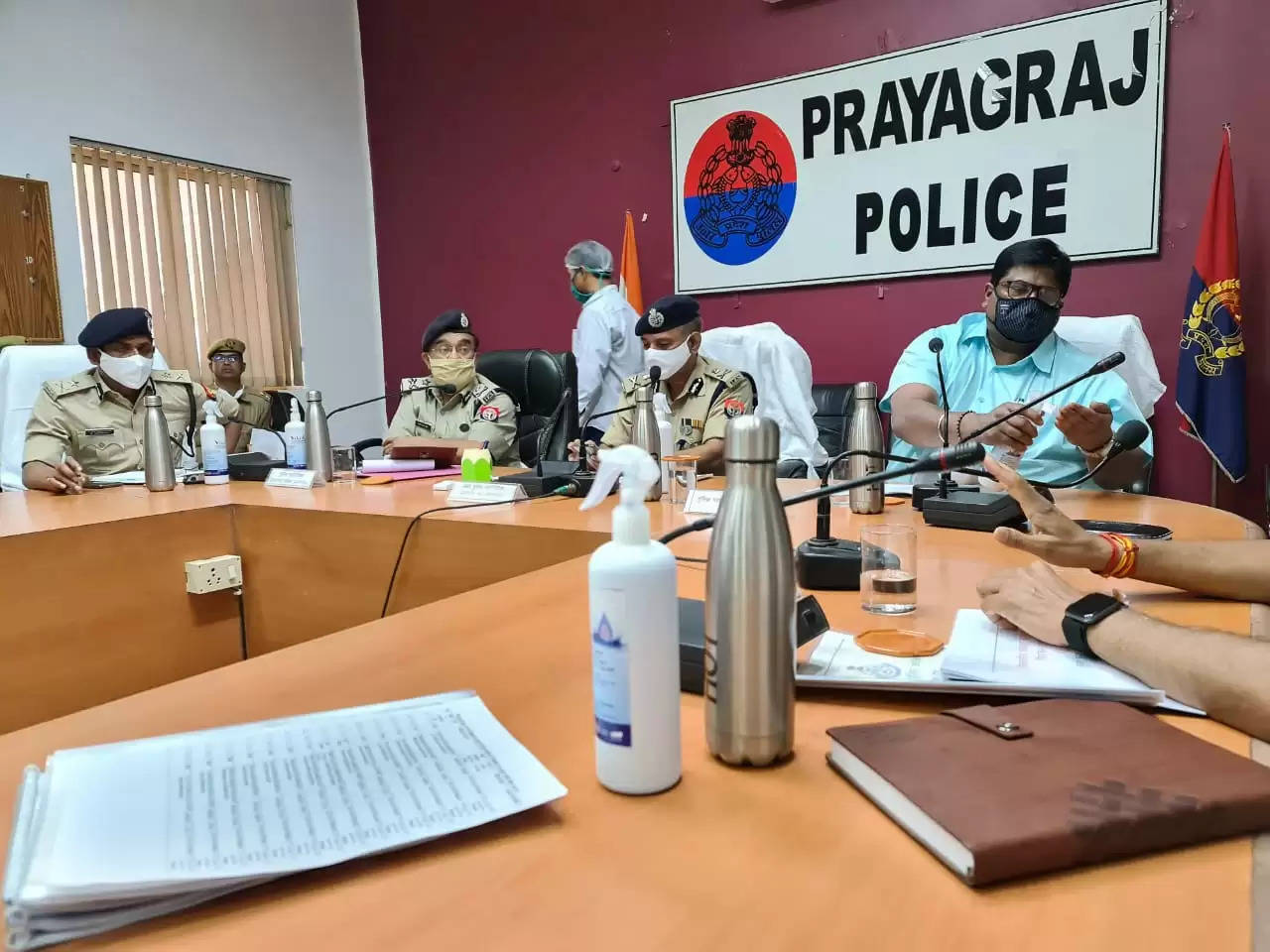 एमपी यूपी पुलिस अधिकारियों की आगामी चुनाव को लेकर प्रयागराज में हुई महत्वपूर्ण बैठक