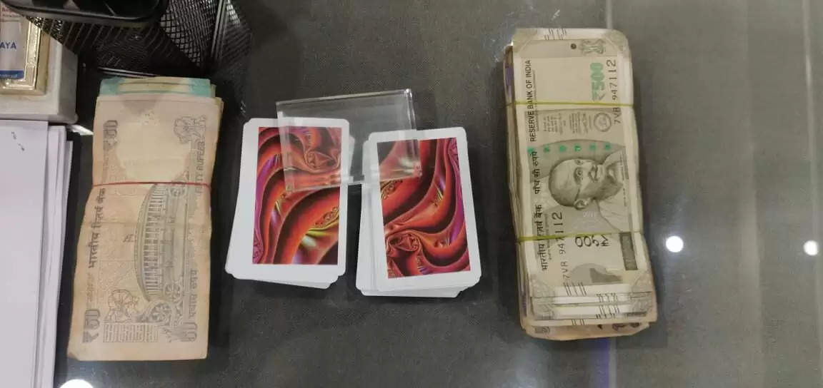 रीवा पुलिस की जुआँ के अड्डे पर दविश मौके से 08 जुआड़ियों को किया गिरफ्तार,भारी संख्या में ताश पत्तों के साथ 17500/-रुपये बरामद